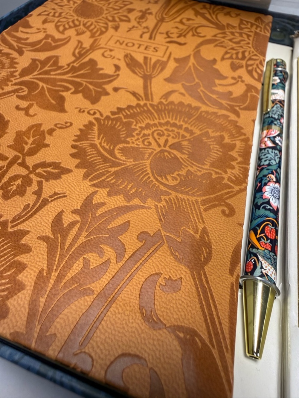 William Morris Journal Pen & Bookmark Set Floral Notes Notebook Gift Set NIB - Picture 6 of 7